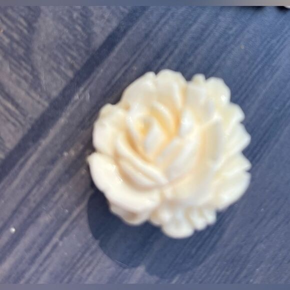 Gorgeous vintage ivory/cream necklace/rose pendant (2in) with earings set (1 in) - Picture 5 of 5